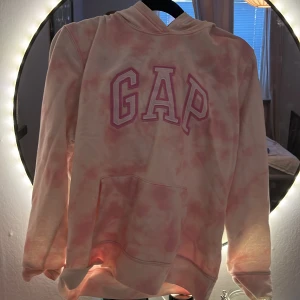 En GAP hoodie - En fin GAP hoodie aldrig använd fick den från USA av min pappa men den var inte min stil 