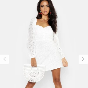 Studentklänning  - Jättefin klänning som passar perfekt till studenten med prislappen kvar Jag har hittat en annan klänning så det är därför jag säljer denna