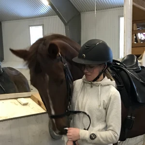 One K - Säljer min One K hjälm. Svart med solskärm.   Storlek på skalet: 0/1 Storlek på linern: 53-54  Liner går att byta ut till valfri storlek  Jag har storlek 57 på linern på min Kep hjälm och 53-54 på denna OneK hjälm.   2000kr 