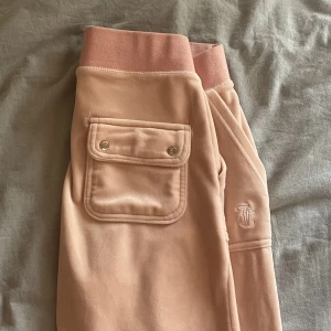 Juicy Byxor - Säljer dessa juicy byxor i färgen pale pink. Säljer dem eftersom de inte kommer till användning. Endast använda ett fåtal gånger och har inga skador eller defekter. Skriv gärna privat om du har några frågor🤗