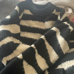 Stickad tröja  - Säljer denna lite oversize tröjan från mango