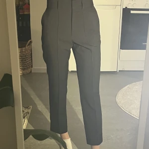 Svarta Kostymbyxor - Ett par supersköna kostymbyxor från Asos. Skönt material och snygga fickor bak! För storleksreferens kolla min profil 🤍🖤