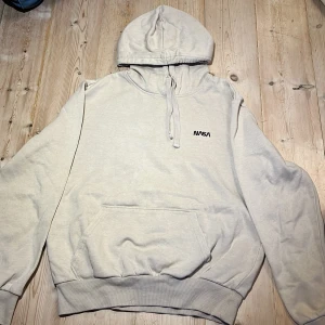 Beige hoodie  - Beige nasa hoodie med luva i bra skick.