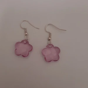Cute blomm örhängen - Gjorde de för drygt ett år sen. Har inte använt de. Säljer en för 15 eller båda för 30. OBS, ej nickelfria krockar. 