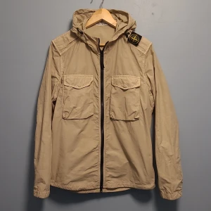 Stone island jacka - Jackan är i storlek M och i superfint skick. Köpt för 3200kr. Priset är diskuterbart vid snabb affär. QR kod finns i jackan som visar autenciteten.