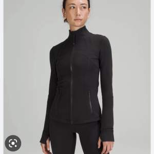 Lululemon define jacket I svart. Storlek 6. För stor för mig, och aldrig använd. Original pris 1200kr, säljer för 800kr🥰