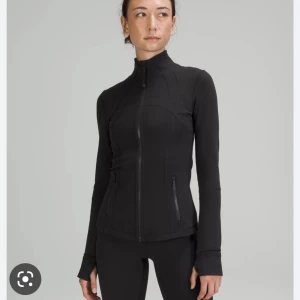 Lululemon define jacket  - Lululemon define jacket I svart. Storlek 6. För stor för mig, och aldrig använd. Original pris 1200kr, säljer för 800kr🥰