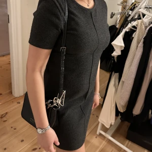 Oanvänd klänning Zara strl S - Snygg klänning i mjukt lite fluffigt tyg Oanvänd, 120kr Köpare står för frakt / mötas i Uppsala  Säljer mer kläder, vid köp av fler plagg kan paketpris ordnas