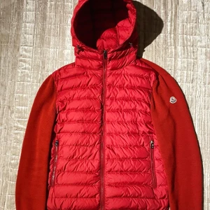 Moncler Maglia Tricot Hooded Down Cardigan(L)(Red) - Moncler Maglia Tricot Hooded Down Cardigan(L)(Red) Condition:nyskick men har används enstaka gång Retail:9000kr Skriv privat för fler bilder