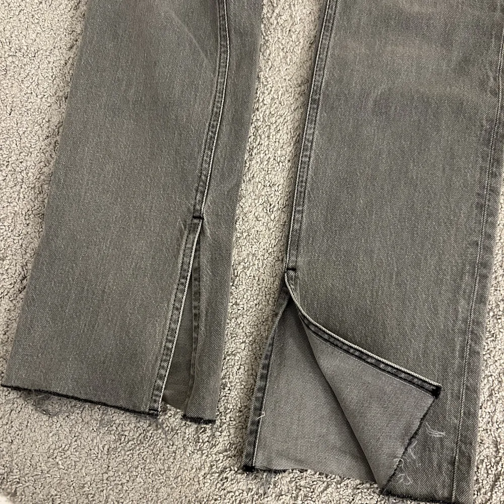 Gråa jeans med slit från Gina Tricot. Storlek 36, använda 1/2 gånger därav fint skick!. Jeans & Byxor.