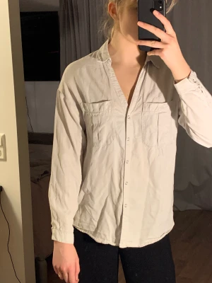 Blus / Skjorta Zara - Jätteskönt material!  Fint skick.