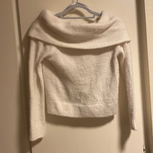 Stickad tröja - Off shoulder. Passar både XS och S