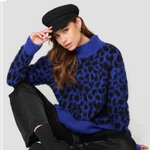 Nakd stickad tröja - Super fin blå leopard tröja! Bara att höra av sig för egna bilder! bra skick💙