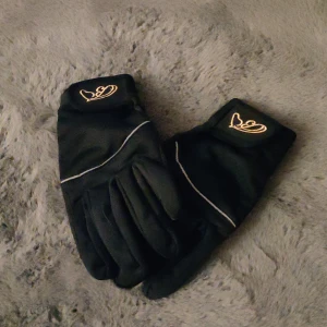 Ridvantar  - Säljer mina ridvantar då jag bara haft användning av dom två gånger  köpta på biltema för 150 kr men säljer för 40 kr 