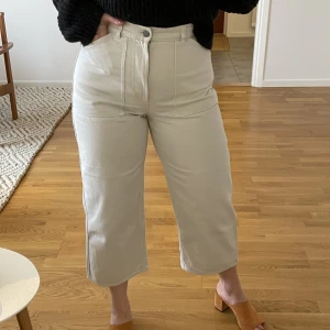 Byxor & other stories  - Benvita jeans från & other stories i storlek 40 men skulle säga 38 då de är små i storleken 
