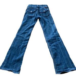 Lågmidjade, utsvängda jeans köpta på hm i väldigt bra skick. Säljer pågrund av att dom inte längre kommer till användning. Skriv om ni vill ha bild på hur dom sitter på! Midjemått: 68cm  Innerbenslängd: 81cm💗