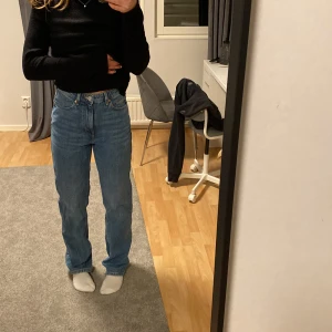 Blå jeans Weekday - Blå weekday jeans i modell rowe, storlek W28 L32