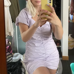 Klänning  - Säljer mina fina midsommar klänning från NA-KD som jag endast använt en gång. Den är i fint skick och kommer tyvärr inte till användning:/  Skriv vid intresse 💛