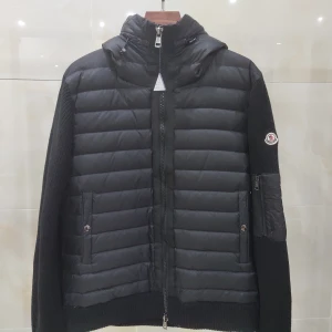 Moncler cardigan  - Hej! Säljer denna fina jackor i nyskick  Finns i dem färgerna som syns på bilderna Nfc och QR-kod funkar utmärkt och finns i storkar mellannS till XXL