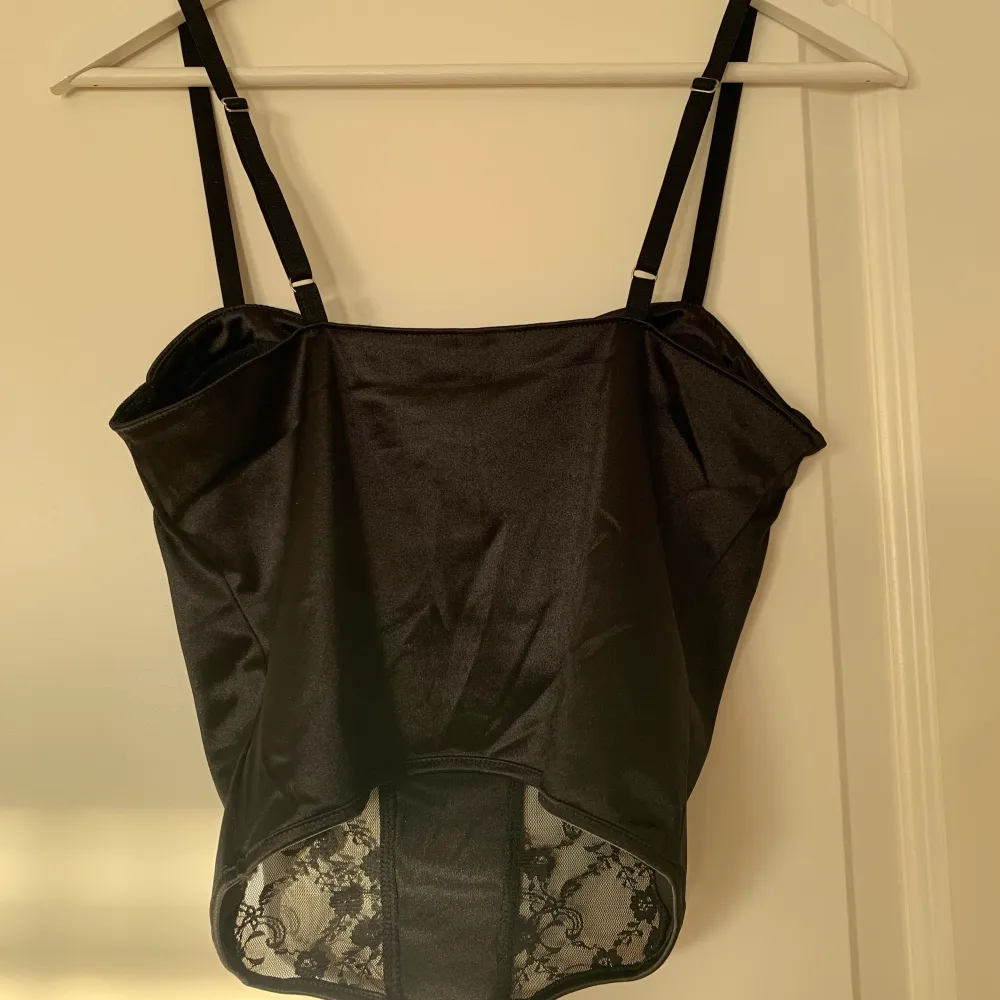 Svart korsett/bustier topp från H&M köpt här på Plick som tyvärr var för stor för mig. Jag har vanligtvis XS/S och denna M passade därför tyvärr inte. Helt oanvänd av mig, lappar kvar. Säljer för 99kr+frakt. Toppar.