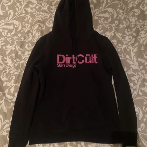 Hoodie - Dirtcult hoodie l  Svart Norrland hoodie m  Rosa Norrland hoodie m   Säljer alla tre för priset