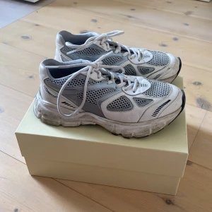 Marathon runner  - Super balla sneakers från Axel Arigato!! Köp för 2400kr för nått år sedan, men då skorna har tecken på användning så säljer jag de för rena fynd-priset 800kr + frakt🤩det går såklart också att buda🧡🧡puss