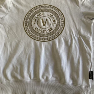 Versace couture tröja  - Säljer nu min vercase couture tröja pågrund av ingen användning. Köpt från johnells för 2000kr. Inga fläckar som man kan se. Priset kan diskuteras. Kan bytas mot något. Den är såklart äkta och den är verifierad äkta med CLG 