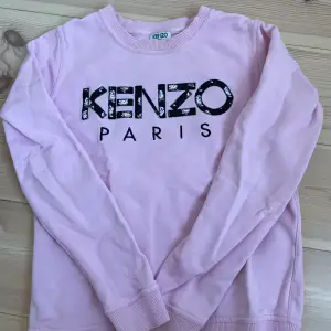 Rosa kenzo collegetröja i fint skick. Använd ett fåtal gånger. Den är i storlek XS (dock något liten i storlek)