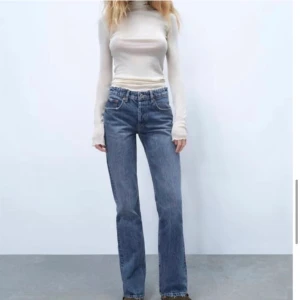 Zara jeans - Säljer mina fina mid waist straight jeans från zara i storlek 34. Säljer för de ej kommer till användning☺️säljer för 250kr+ frakt men kom gärna med egna bud privat🤙🏼