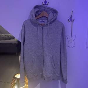 En grå zip hoodie från weekday som bara sitter i garderoben. 10/10 skick. inga fläckar eller liknande