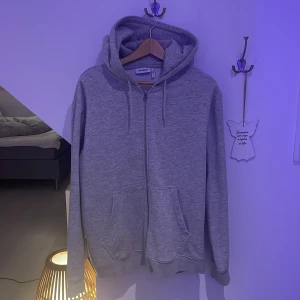 M - Weekday zip hoodie - En grå zip hoodie från weekday som bara sitter i garderoben. 10/10 skick. inga fläckar eller liknande