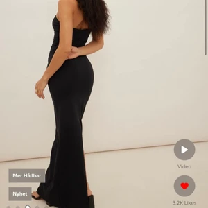Klänning - Söker denna klänning från NA-KD i storlek S!!! Maxiklänning i bandeaumodell heter den på hemsidan och är i princip slutsåld🥰🥺💕 hör av er om ni säljer en eller funderar på att sälja!!