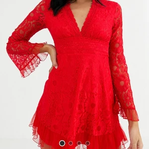 Love Triangle sommarklänning - Slutsåld röd spetsklänning från Love Triangle. Använd endast en gång. (Ordinarie pris: 617kr)