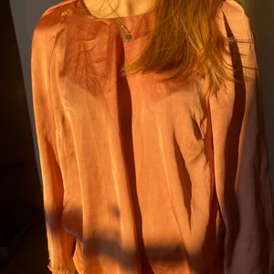 Blus - Blus från Gina strl 40, passar även S. Person på bild har vanligtvis XS/S. 