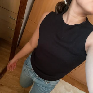 Väst - Svart stickad ”väst”. Har klippt till den själv, jätte skönt material! 