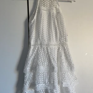 Studentklänning - Supersnygg studentklänning! Aldrig använd, prislapp kvar. Så jädrans snygg men bestämde mig för en annan. Lager under så ej genomskinlig. Ger en otroligt snygg figur 