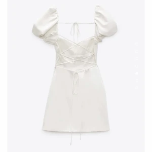 Zara klänning - Storlek M men skulle säga att det är mer en S, helt ny prislappen sitter kvar💕 ordinarie pris 359kr men säljer för 200kr plus frakt💖 säljer p.g.a hann inte skicka tillbaka den i tid 