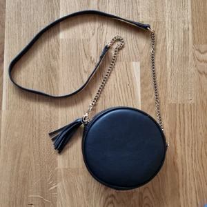 Rund handväska - Liten runt handväska, ca 18 cm i diameter. Aldrig använd.