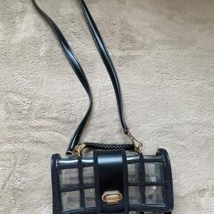 Fin transparent väska med svarta detaljer från zara knappt använd med avtagbar band
