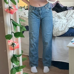 Lågmidjade jeans - Säljer nu dessa nya och helt oanvända lågmidjade jeansen från ASOS. Dessa är slutsålda i nästan alla storlekar. Priset är exklusive frakt. Skriv gärna om ni undrar något eller vill ha fler bilder💗
