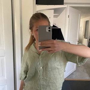 Linne skjorta  - Säljer nu denna fina gröna linne skjortan från Hm! Den är helt oanvänd, ser alltså ut som ny! Ganska stor i storlek så sitter lite overzied. Lätt sommarplagg som passar till allt och lätt att dra på sig.💕