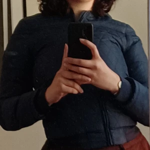 Teddy Smith jacka  - Mörkblå Teddy Smith Puffer jacka i storlek 12. Bra nu till våren o sen senare under hösten 💙. Har använts men är I bra skick  (förutom en liten fläck på framsida, skickar gärna bild vid förfrågan) 