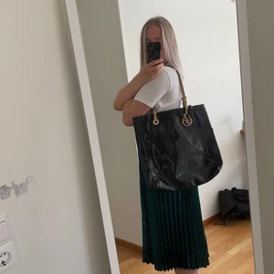 Michael Kors-väska - FANTASTISK väska som använts och älskats. Börjar bli lite sliten (därav priset) men har absolut mer att ge. Flera veck som det på bilden samt små repor, men inget som syns på avstånd (se spegelbilden).  Köpt för ca 2500kr för flera år sedan. 