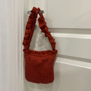 Väska zara - Helt ny väska. Tillhörande kedja. Aldrig använd