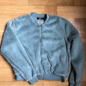 Fluffig jacka bikbok - Gosigaste tröj/jackan från bikbok i storlek S. En fläck på ryggen annars inget att anmärka på. 