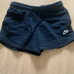 Nike shorts - Snygga mjukisahorts från Nike. Passar jättebra att ha nu till sommaren eller att träna i.
