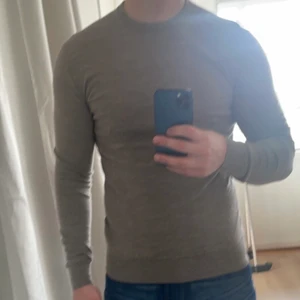 Tröja från HM Stl S - Beige/ljusbrun tröja från HM, sitter tajt på mig. Jag är 183 vikt 83