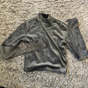 Glittrig topp - Säljer denna festliga topp från new yorker. Storlek xs/s. Kom privat vid frågor eller intresse!