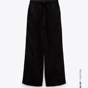 Zara byxor  - Säljer nu dessa brallor från zara! De är precis likadana som de på bilden bara det att dessa har en liten slits nedtill! Helt oanvända och i prima skick 💕🤩☺️ säljer för endast 150kr + frakt 💕