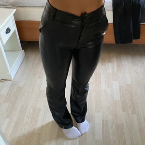 Skinn byxor  - Skinn byxor från madlady! Använt ca 3 gånger alltså i bra skick. Super sköna! Skriv för fler bilder 💓 OBS BUDET MÅSTE ÖKA MED 50kr!